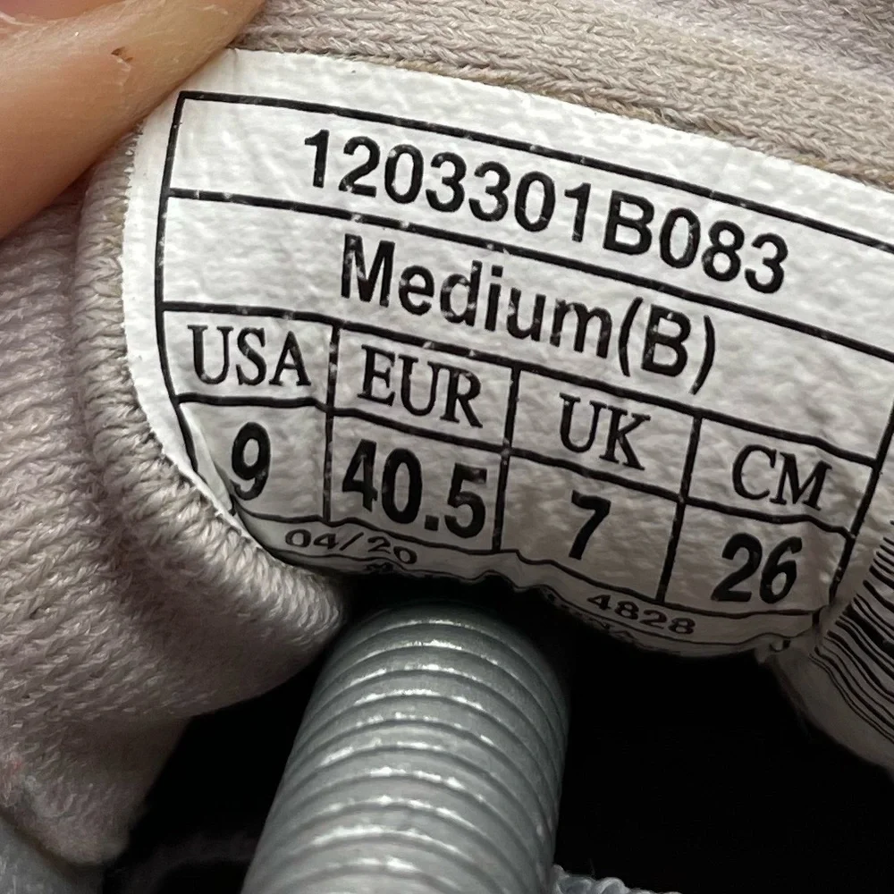 Brooks Bedlam 3 womens gray sneakers size 9